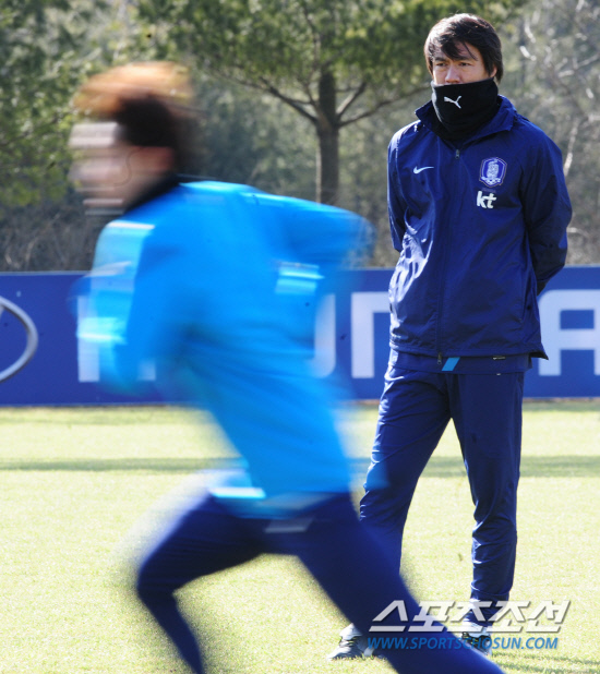 
	7ȸ ���� �ø��� ���� ������ Ȯ������ 'ȫ����ȣ'�� 14�� ������ 2012�����ø��� �ƽþ����� �������� īŸ������ �������� �յΰ� 12�� ����NFC�� �����ƴ�. ȫ���� ������ �ɻ� ������ �ƶ��� �ʰ� ������ �Ʒ��� �ϴ� �������� ����� ���Ѻ��� �ִ�.  ����=����� ���� cjg@sportschosun/2012.03.12/


