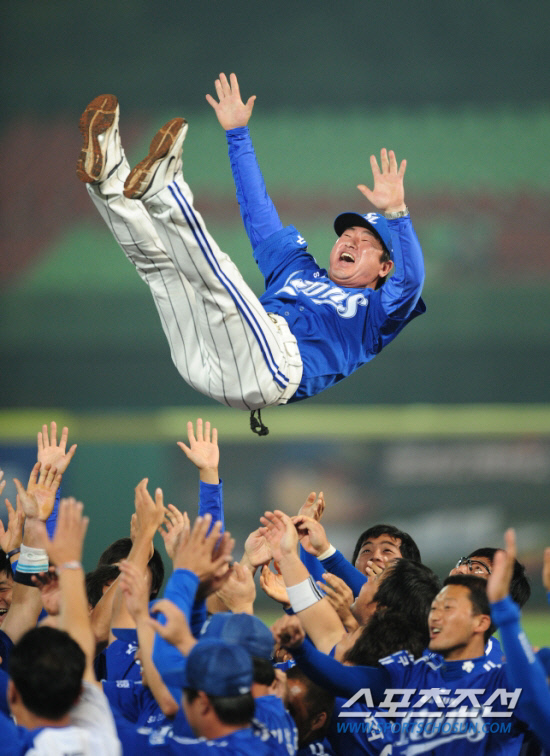 
	�ƽþƽø�� KBO ��ȴ�� ������ �ȴٸ�, ���� �ѱ��ø���� �ݵ��� �� ���� �ƽþƽø���� ��ٷ� �ٽ� ���� ���ɼ��� ����� �ִ�. ������ �Ｚ ������ ������ �ƽþƽø���� ����� �� ������κ��� �󰡷��� �ް� �ִ� ���. ����� ���� cjg@sportschosun.com


