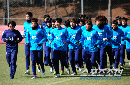 
	7ȸ ���� �ø��� ���� ������ Ȯ������ 'ȫ����ȣ'�� 14�� ������ 2012�����ø��� �ƽþ����� �������� īŸ������ �յΰ� 12�� ����NFC�� �����ƴ�. �������� �ɻ� ������ �ƶ��� �ʰ� ������ �Ʒ��� �ϰ� �ִ�.  ����=����� ���� cjg@sportschosun.com


