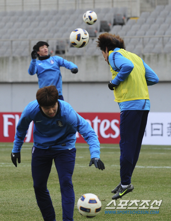 
	7ȸ ���� �ø��� ���� ������ Ȯ������ 'ȫ����ȣ'�� 14�� ������ 2012�����ø��� �ƽþ����� �������� īŸ������ �������� �յΰ� 13�� ���� ��Ͽ����Ű���忡�� ��ſ� ǥ������ �Ʒ��� �ϰ� �ִ�.

���=����� ���� cjg@sportschosun/2012.03.13/


