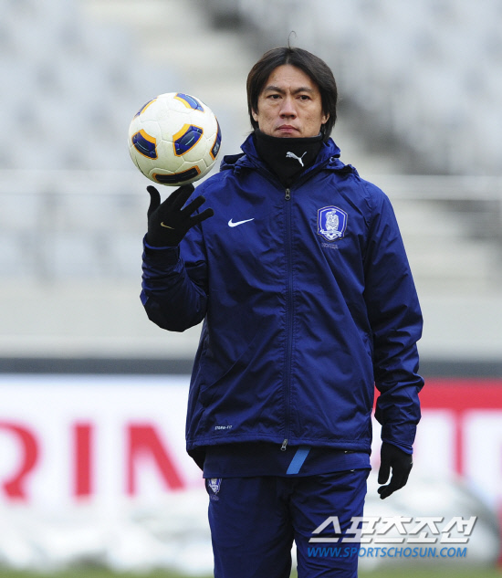 
	7ȸ ���� �ø��� ���� ������ Ȯ������ 'ȫ����ȣ'�� 14�� ������ 2012�����ø��� �ƽþ����� �������� īŸ������ �������� �յΰ� 13�� ���� ��Ͽ����Ű���忡�� �Ʒ��� �ߴ�. ȫ���� ������ ������ ǥ������ �������� �Ʒ��� ���Ѻ��� �ִ�. 

���=����� ���� cjg@sportschosun/2012.03.13/


