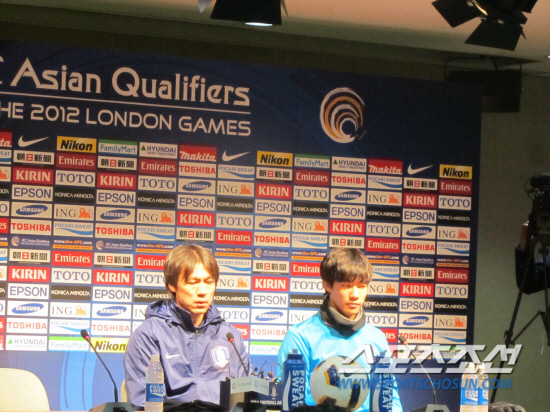 
	��īŸ������ �Ϸ� �յΰ� 13�� ��������Ű���忡�� ���� ����ȸ�߿��� ȫ���� �ø��ȴ�ǥ�� ������ ���� ȫ��ȣ�� �������� ������ ���ϰ� �ִ�. ������ ����  


