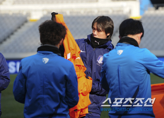 
	ȫ���� �ø��ȴ�ǥ�� ����(���)�� �����鿡�� ������ �����ְ� �ִ�. ���=����� ���� cjg@sportschosun


