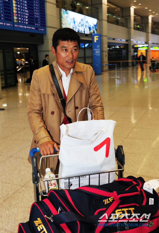 
	�ָ������� �������� ��Ű���Ϳ� �̸��� �� ������ķ�� �Ʒ��� ��ģ KIA �������� ���ξ߱����� ���� ���� 13�� ��õ������ ���� �ͱ� �ߴ�. �ѱ����ξ߱� �ְ��� ���� �������� �۾����� ������� �Ա����� ������ �ִ�. �������� '���� ������� �����ϱ� ���� ���� ����'�� ������.

��õ����=������ ���� rainmaker@sportschosun.com


