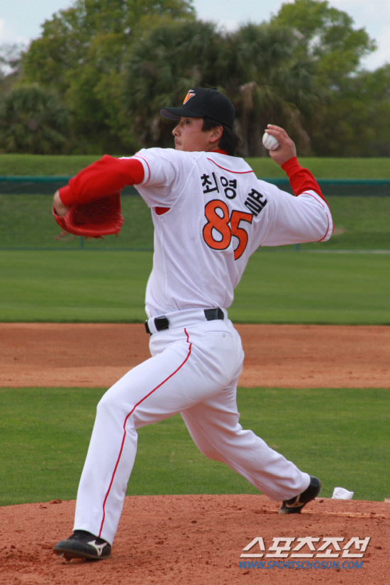 
	SK �ֿ����� �Ƶ� �������� ���ο� �Դ��� �� �ִ� 2015����� ������Ȱ�� �� ���� ���� ���ڼ����� �޲ٰ� �ִ�. ��������=SK ���̹���


