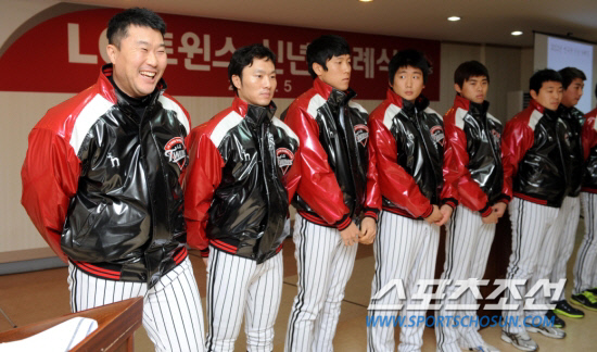 
	���� 1�� �ų��Ϸʽ� �� ������ LG �������� �԰� �� ������ ���̿��� Ȱ¦ ���� �ִ� �ֵ���(����). ���� ���� wook@sportschosun.com


