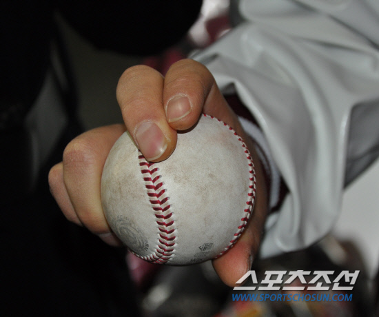 
	�ؼ� �躴���� �ڽ��� ������ ������ �׸��� �����ְ� �ִ�. �����̴� �׸����� �����ٰ�. ��õ=������ ���� indyk@sportschosun.com


