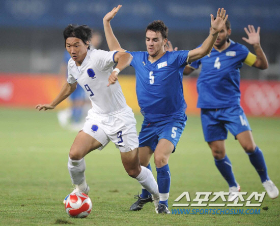 
	��IOC�� 2008�� ����¡�ø��Ⱥ��� ���� �౸��ȸ ������ ������ �����ߴ�. ������ �� ���� �������� ������ ��⿡ �����ؾ� �ߴ�. ��� �ѱ�-��Ż���������� �ſ����� ��Ż���� ���� ��ũ�� �հ� �帮���ϴ� ���. �ѱ��� ���������� �������� ����� �����߰�, ��Ż���ƴ� �������� �ٿ���. ����������DB


