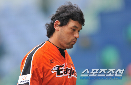 
	���ξ߱� ��ȭ�� SK�� ������Ⱑ 14�� ��õ ���о߱��忡�� ��������. ���� ������ ����ȣ�� 3ȸ �ƿ�ī��Ʈ �Ѱ��� ���ܵ� ��Ȳ���� ���Ǵ��ϰ� �ִ�. ����ȣ�� 5�Ǿ�Ÿ 4����(3��å)�ߴ�.

��õ=���ؿ� ���� noodle@sportschosun.com/2012.03.14/


