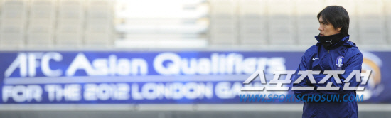 
	7ȸ ���� �ø��� ���� ������ Ȯ������ 'ȫ����ȣ'�� 14�� ������ 2012�����ø��� �ƽþ����� �������� īŸ������ �������� �յΰ� 13�� ���� ��Ͽ����Ű���忡�� �Ʒ��� �ߴ�. ȫ���� ������ ������ ǥ������ �������� ����� ���Ѻ��� �ִ�.

���=����� ���� cjg@sportschosun/2012.03.13/


