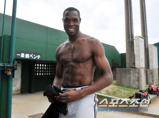 
	��� LG�� �� �����������μ� �������� �� ���ΰ� ���ξ߱� ���ɻ��� �ϳ��� ���ö���. ��� ������ ��Ű������ ����ķ������ �Ʒ� ���� ������ ���Ÿ� �����ϰ� �ִ�. ���ؿ� ���� noodle@sportschosun.com


