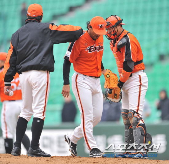 
	���ξ߱� ��ȭ�� SK�� ������Ⱑ 14�� ��õ ���о߱��忡�� ��������. ���� ������ ����ȣ�� 3ȸ �ƿ�ī��Ʈ �Ѱ��� ���ܵ� ��Ȳ���� ���Ǵ��ϰ� �ִ�. ����ȣ�� 5�Ǿ�Ÿ 4�����ߴ�. / ����=����������
