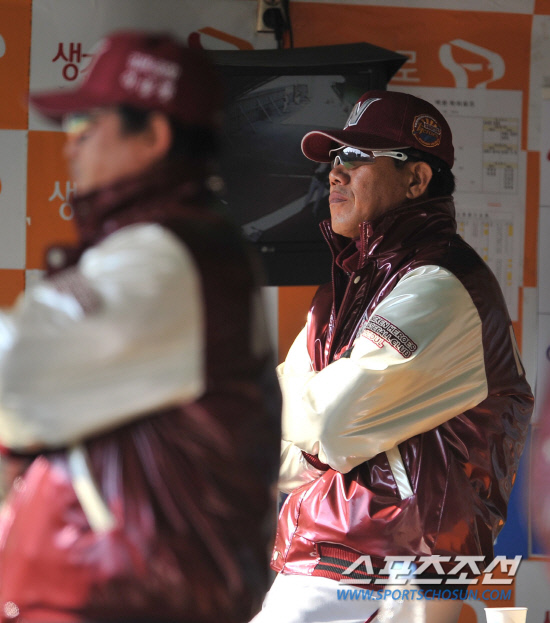 
	����� �ؼ� ������� ������ 13�� ���б��� ���ƿ����� SK���� ������⸦ ���Ѻ��� �ִ�. ��õ=���ؿ� ���� noodle@sportschosun.com/2012.03.13/


