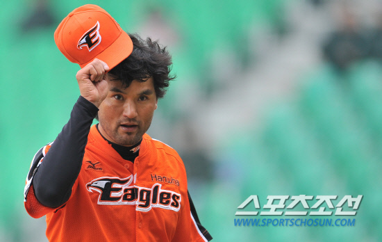 
	��ȭ ����ȣ�� 14�� ��õ���� ���� SK���� ������⼭ 3ȸ�� ����带 �������鼭  ȯȣ�� ������ ���߿� ���ڸ� ���� �λ��ϰ� �ִ�. ��õ=���ؿ� ���� noodle@sportschosun.com


