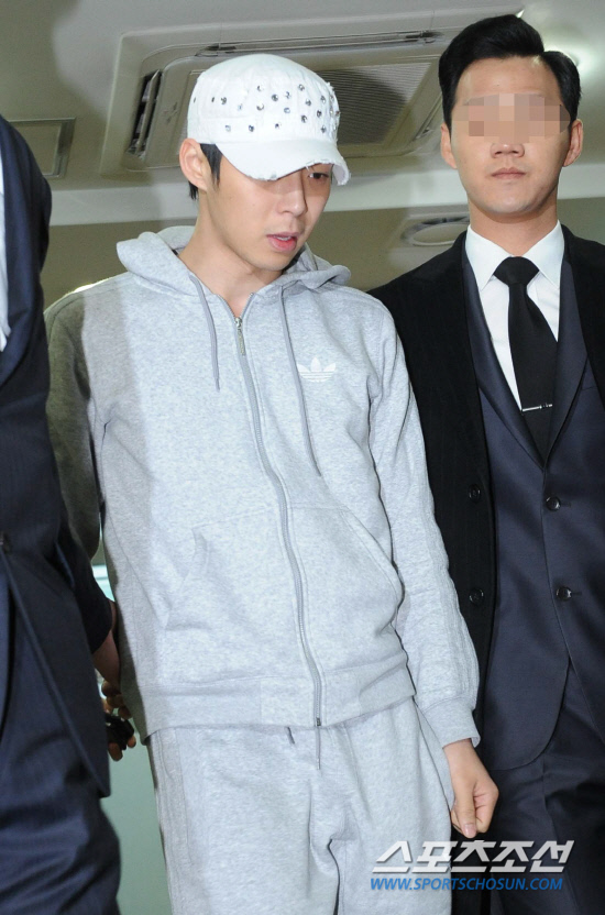 
	�׷� JYJ�� ��� ����õ�� ��ģ���� ���ߴ�.����õ�� �Ҽӻ� �������������θ�Ʈ�� '����õ�� ��ģ�� 14�� ���� �������� ������ �����̴�'�� ��ǥ ������ ��Ҵ� ���� ���� ���𺴿� ���õ� ������ �˷�����. 12�� ���� ��� ������ �ͱ��濡 ���� ����õ�� 14�� ���� �ͱ����� �񺸸� ���ߴ�. 

����õ�� ħ���� ǥ������ ��ҿ� ���� �ִ�.

�ֹ��� ���� deer@sportschosun.com/2012.03.14/


