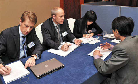 
	������ ���� �ó� �� ȣ�ڿ��� ��Ʈ�� ������ ���ܱ� ���� �ְ�(Foreign Investment Week)�� ����忡�� �ܱ� ������� �ѱ� �� ���ڿ� ������ ����� �ް� �ִ�. /��Ʈ�� ����
