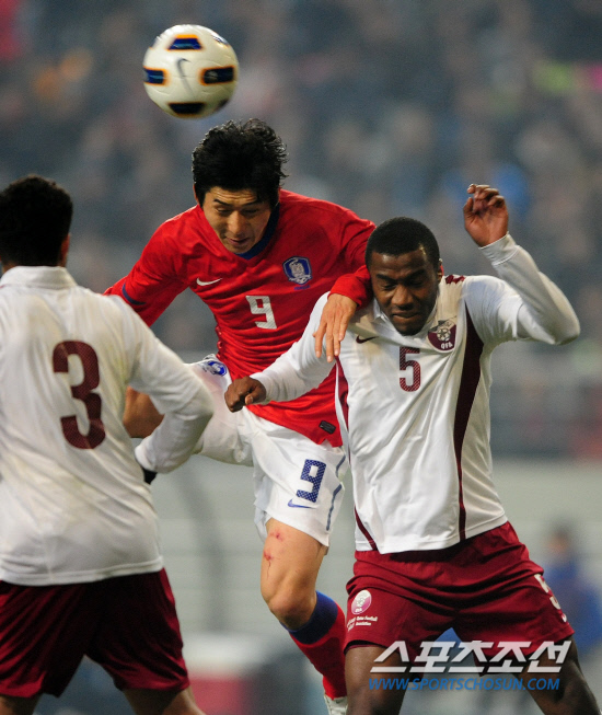 
	��14�� ��������Ű���忡�� ���� �ѱ�-īŸ�� ���� 2012�� �����ø��� �ƽþ����� �������� ������. �ѱ� �赿���� īŸ�� ������� ��ġ�� ������� �õ��ϰ� �ִ�. ���=����� ���� cjg@sportschosun.com


