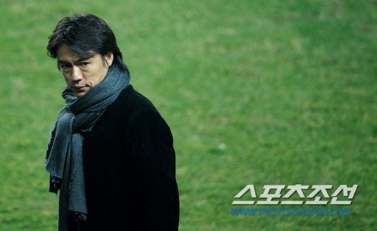 
	ȫ����ȣ�� 14�� ��ϵ� ��������Ű���忡�� 2012�����ø��� �ƽþ����� �������� īŸ���� �������� ���ƴ�. ȫ���� ������ ��� ���� ��� ������ ��� �ִ�.

��ϵ�=������ ���� songs@sportschosun.com/2012.3.14


