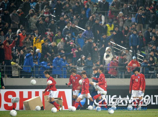 
	���� �ø��� �������� Ȯ������ ȫ����ȣ�� 14�� ��������Ű���忡�� īŸ���� �ø��� �ƽþ����� �������� ������ ��⸦ ������. 0��0 ���ºη� ��⸦ ��ģ �������� ���߿��� ���κ��� �����ϰ� �ִ�.

���=���� ���� wook@sportschosun.com/2012.03.14/


