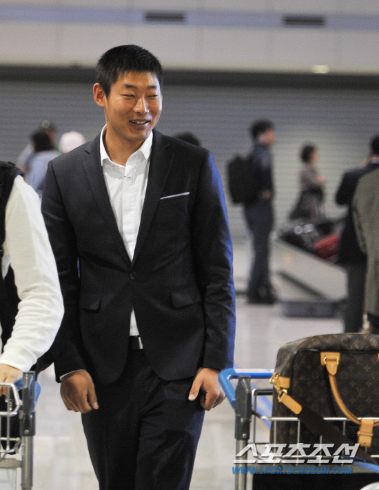 
	�輺���� ü���� �������� ������ 29�� ��õ������ ���� �ͱ��� ������. �������� �̳� ������ �տ��� �̼Ҹ� ���� ��θ� ���� �ߴ�.

���ؿ� ���� noodle@sportschosun.com/2012.02.29/


