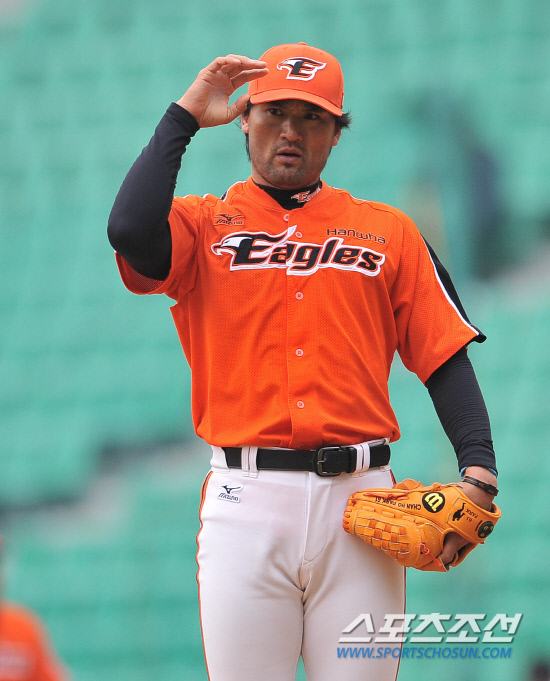 
	���ξ߱� ��ȭ�� SK�� ������Ⱑ 14�� ��õ ���о߱��忡�� ��������. ���� ������ ����ȣ�� 3ȸ �ƿ�ī��Ʈ �Ѱ��� ���ܵ� ��Ȳ���� ���Ǵ��ϰ� �ִ�. ����ȣ�� 5�Ǿ�Ÿ 4����(3��å)�ߴ�.

��õ=���ؿ� ���� noodle@sportschosun.com/2012.03.14/


