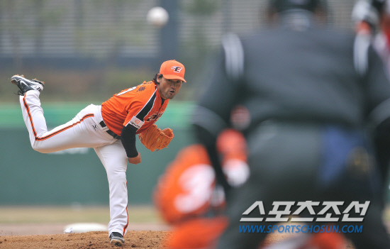 
	����ȣ�� ������ �ֱٰŸ����� ���Ѻ� �̹�ȣ KBO ���ǿ��� �������뿡 ���� �����ϰ� ���ߴ�. ����ȣ�� 14�� ��õ ���б��忡�� ���� SK���� ������⿡�� ���� �Ѹ��� �ִ�. �޸���� ������ �ٷ� �̹�ȣ ���ǿ��̴�. ��õ=���ؿ� ���� noodle@sportschosun.com


