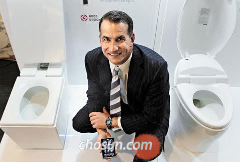 
	������ 29�� ���� ������ �Ｚ�� �׷���������Ƽ��Ż ȣ�ڿ��� �ݷ�(Kohler)���� ���̺�� �ݷ�
������ �ѱ� ���忡 ���� ����� ��÷�� �纯���� ����(NUMI₩����) ���� �ɾ� �۵� �������� ��
�� Ȱ¦ ���� �ִ�. �״¡��츮�� ���� ������ �� �־��� ������ ����� ���, ���� ��� ���� ���
��, ���� �� ���б� ���� ��Ģ�� ���ױ� �������̶�� ���ߴ�. / �̸��� ���� mwlee@chosun.com

