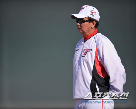 
	3�� ����(�ѱ��ð�) �̱� �ָ������� ���������� 'ĵ�ڽ���Ƽ �ο��� ���÷���'���� ���� KIA Ÿ�̰����� ������ķ������ ������ ������ �������� ���� ��Ī�� ���Ѻ��� �ִ�.

����������(�ָ�������)=���� ���� kyungmin@sportschosun.com / 2012.02.03.


