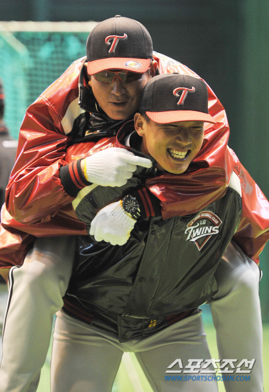 
	���� 2�� ��Ű���� �����Ʒ� ���� ���伷�� � ���� ü�� �ܷð� ���ÿ� �����ܿ� ��ſ��� �ְ� �ִ� LG ����� ����.

���ؿ� ���� noodle@sportschosun.com


