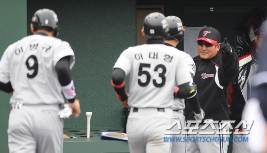 
	18�� �Ϻ� ��Ű���� ��ź���忡�� LG�� �ִ�ġ�� ������Ⱑ ���ȴ�. �ڿ����� 1ȸ�� 1�� 1,3�� 3��Ȩ���� ������ ����� ������ ���ϸ� �ް� �ִ�.

��Ű����(�Ϻ�)=���ؿ� ���� noodle@sportschosun.com/2012.02.18/ 


