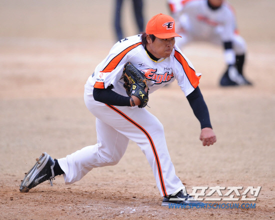 
	16�� ���� û�� ���հ���� �߱��忡�� ��ȭ�� �ؼ��� ������Ⱑ ���ȴ�. ��ȭ �������� �������� �ؼ� Ÿ�ڵ��� ���� ������ ���� ������ �ִ�.

û��=���� ���� kyungmin@sportschosun.com / 2012.03.16.


