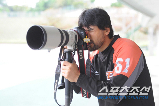 
	���� �ҵ��� ������ ���� ����ȣ�� ���� ���� ���ǿ� ū ������ ���̰� �ִ�. ����ȣ�� ���� �ִ� ǳ���� ������ ���� �����鿡�� ������ �� ���̴�. �������� ���� �������� ����ȣ�� Ÿ������ ��� �����ǿ��� ���� ���̴�. ����ȣ�� ��Ű���� ����ķ������ ���������� ī�޶� ���� ������� �Կ��ϰ� �ִ�. 

���ؿ� ���� noodle@sportschosun.com


