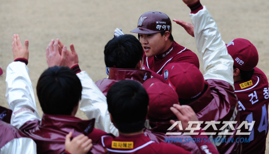 
	16�� ���� û�� ���հ���� �߱��忡�� ��ȭ�� �ؼ��� ������Ⱑ ���ȴ�. 9ȸ�� ���� 1,2�缭 �ؼ� �������� ���߿� 3�� Ȩ���� ģ �� ���ƿ����� ������ ȯȣ�ϰ� �ִ�. û��=���� ���� kyungmin@sportschosun.com 


