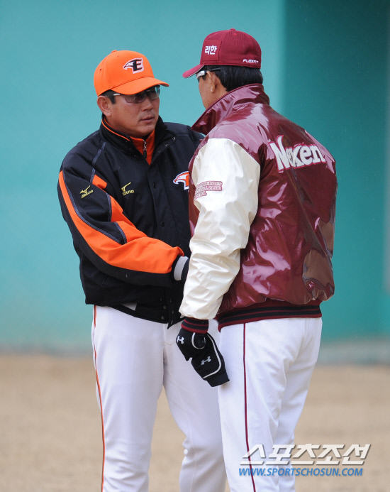 
	16�� ���� û�� ���հ���� �߱��忡�� ��ȭ�� �ؼ��� ������Ⱑ ���ȴ�. ���� �� 2��4�� ���� ��ȭ �Ѵ�ȭ ������ ����� ������ �λ縦 ������ �ִ�.

û��=���� ���� kyungmin@sportschosun.com / 2012.03.16.


