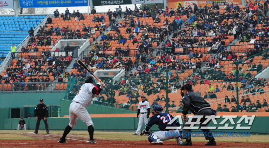 
	17�� �λ� ���忡�� 2012 ���ξ߱� �Ե��� �λ��� �ù���Ⱑ ���ȴ�. ����� �߱����� ã�� ���� �ҵ��� ��⸦ ���Ѻ��� �ִ�.

�λ�=����� ���� cjg@sportschosun.com


