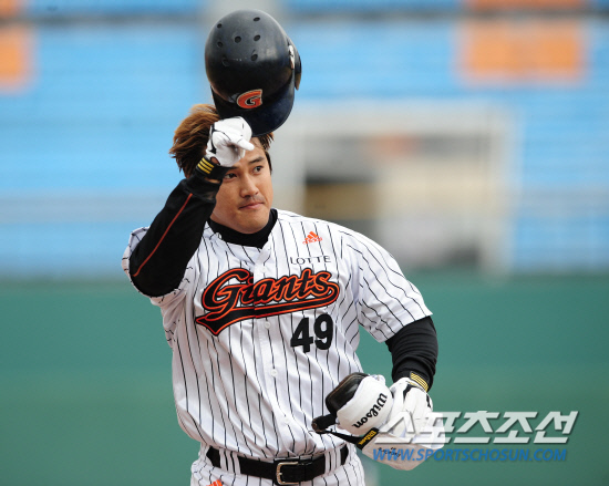 
	�Ե��� ����Ÿ�� ȫ������ Ÿ�� �ڼ��� ������ ��ġ�� ���Ÿ���� ���δ�. 17�� �λ� �ù���⿡��  ȫ������ 1Ÿ�� 2��Ÿ�� ģ �� ���ߵ��� ȯȣ�� ���ϴ� ���. 

�λ�=����� ���� cjg@sportschosun.com


