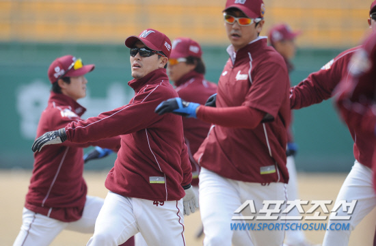 
	18�� ���� û�� �߱��忡�� 2012 ���ξ߱� �ؼ��� ��ȭ�� �ù���Ⱑ ���ȴ�. ���� �� �ؼ� �躴���� ������ ���� Ǯ�� �ִ�.

û��= ���� ���� kyungmin@sportschosun.com / 2012.03.18.


