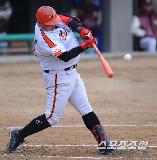 
	18�� ���� û�� �߱��忡�� 2012 ���ξ߱� �ؼ��� ��ȭ�� �ù���Ⱑ ���ȴ�. 1ȸ�� ��ȭ ���±��� ���߿� 3�� Ȩ���� �� ���� �ִ�.

û��= ���� ���� kyungmin@sportschosun.com / 2012.03.18.


