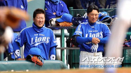 
	���ξ߱� LG�� �Ｚ�� �ù���Ⱑ 18�� ���� ��Ǿ߱��忡�� ��������. ������� �̽¿��� ��⸦ ���Ѻ��� �ִ�.

���=���ؿ� ���� noodle@sportschosun.com/2012.03.18/


