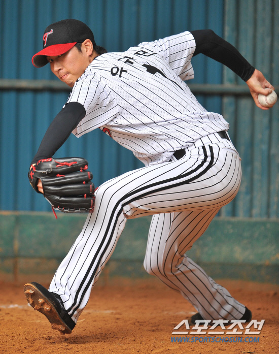 
	���ξ߱� LG ��Թ��� 28�� ��Ű���� �̽�ī�� ���� ���濡�� ��Ī�� �ϰ� �ִ�. �������� ������ ������⿡ �������� �ʴ� �ܷ��� �������� �̽�ī�Ϳ� ���� �Ʒ��� ������.

��Ű����(�Ϻ�)=���ؿ� ���� noodle@sportschosun.com/2012.02.28/


