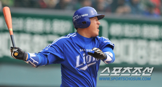 
	���ξ߱� LG�� �Ｚ�� �ù���Ⱑ 18�� ���� ��Ǿ߱��忡�� ��������. 6ȸ�� 2�� �����찡 �ַ�Ȩ���� ������ �ִ�.

���=���ؿ� ���� noodle@sportschosun.com/2012.03.18/


