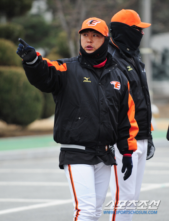 
	���� 16�� ���� û�� ���հ���� �߱��忡�� ��ȭ�� �ؼ��� ������Ⱑ ���ȴ�. ���� �� ��ȭ �۽ſ��� �����忡�� ������� ���� Ǯ�� �ִ�. ���� ���� kyungmin@sportschosun.com / 2012.03.16.


