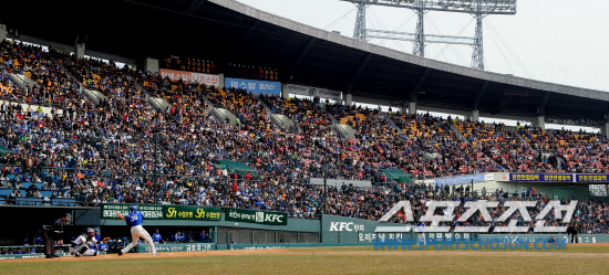 
	���ξ߱� LG�� �Ｚ�� �ù���Ⱑ 18�� ���� ��Ǿ߱��忡�� ��������. ���߸� ���� �޿� ���ߵ��� 6ȸ�� �̽¿��� Ÿ���� ���׿� ���Ѻ��� �ִ�.

���=���ؿ� ���� noodle@sportschosun.com/2012.03.18/


