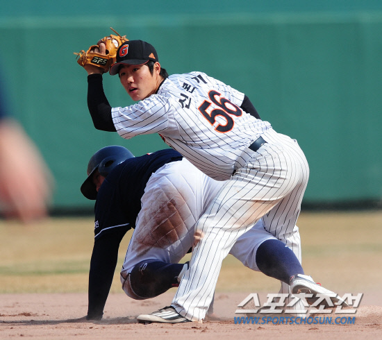 
	18�� �λ걸�忡�� 2012 ���ξ߱� �ù���� �λ�� �Ե��� ��Ⱑ ���ȴ�. 6ȸ�� ���� 1,2�� �λ� ����ȣ Ÿ�� �� 2������ ���ؼ��� ���� �������� Ȳ���� �ͷ��� �������ǰ� �ִ�.

�λ�=����� ���� cjg@sportschosun.com/2012. 3. 18/


