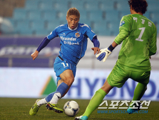 
	��16�� �������Ű���忡�� ���� ���-���������� �̱�ȣ(����)�� ���� ��Ű�� �ϰ����� �տ� �ΰ� �������� �⵵�ϰ� �ִ�. �ܴ��� ����� ������ �װ��� �Ʒ÷��� ������ �Ѵ�. ��������=�������  ����


