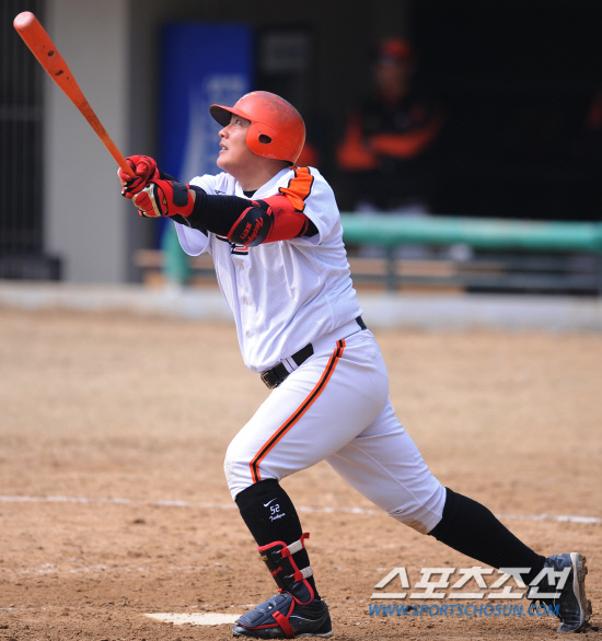 
	18�� ���� û�� �߱��忡�� 2012 ���ξ߱� �ؼ��� ��ȭ�� �ù���Ⱑ ���ȴ�. 5ȸ�� ��ȭ ���±��� ���ͼ� �ö��̺��� �ĳ��� �ִ�.

û��= ���� ���� kyungmin@sportschosun.com / 2012.03.18.


