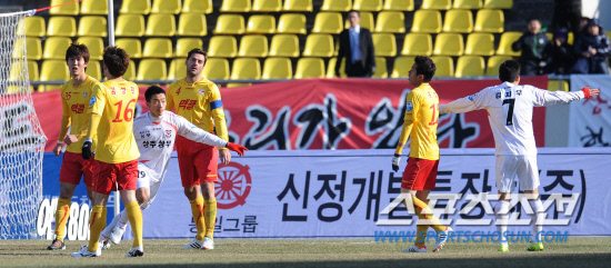 
	11�� ���� ���� źõ ���տ�忡�� 2012 K���� ���� ��ȭ�� ���� ���� ��Ⱑ ���ȴ�. �Ĺ� �������� ������Ų ���� ������(���ʿ��� ����°)�� ȯȣ�ϰ� �ִ�.

����= ���� ���� kyungmin@sportschosun.com/ 2012.03.11.


