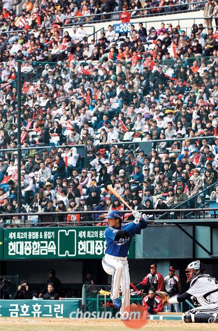 
		2012�� ���ξ߱��� �ù������� ���Ⱑ �̴߰�. ù���� 17�� 4��3843���� ã�� ���� �ù���� ������ �ִ� ������ ����� �� �̾� 18�Ͽ� ���, ����, ����, û�ֱ��忡 5��7508���� ������ ã�� �ù���� �Ϸ� �ִ� ���� ����� ������. �̽¿������±ա������� �� �������� Ȩ�� ������ �ϸ� �ҵ��� ������ ȭ���ߴ�. ������ 18�� ��ǿ��� ���� �Ｚ�� LG�� �ù���⿡�� Ÿ���� �� �̽¿��� ���. /�㿵�� ���� younghan@chosun.com
