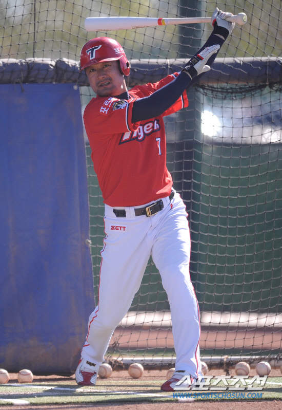 
	���� 1��31�� �̱� �ָ������� ���������� 'ĵ�ڽ���Ƽ �ο��� ���÷���'���� ����� ������ķ������ �������� Ÿ�� ������ �ϰ� �ִ�. ���� �ڼ��� �ü��� ���� �ǽ������� �о�ġ�� �� �����ϰ� ������ �� �� �ִ�. ����������(�ָ�������)=���� ���� kyungmin@sportschosun.com 


