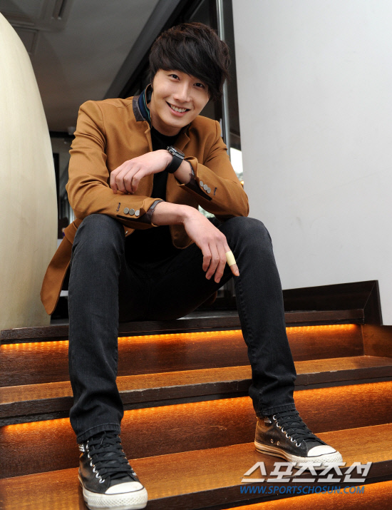 
	�ް��� ������ ���� 20�� û������ ���ƿ� ���Ͽ�. '�ظ� ǰ�� ��'�� ��� ������ �״� �� �� �ܰ� �����ߴ�. ���� ��찡 ������ �����;�� ������ ���Ѻ��� �ϵ� �ȹ���� ��û�ڵ鿡�� Ŀ�ٶ� ��ſ� �� �ϳ�����. ���� ���� wook@sportschosun.com


